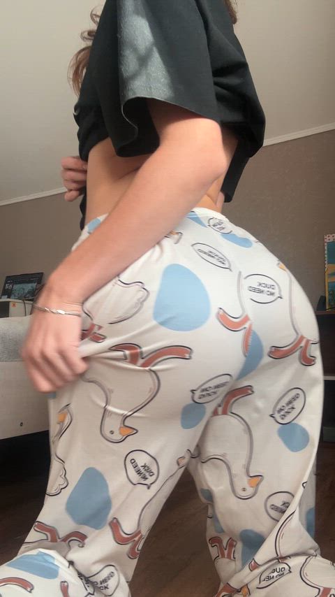 Oldr men, u really like natural ass, right?