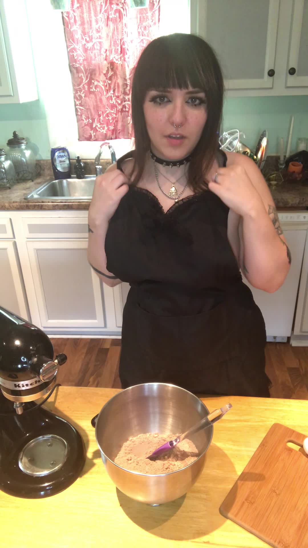 Can you guess what I'm baking? 🖤