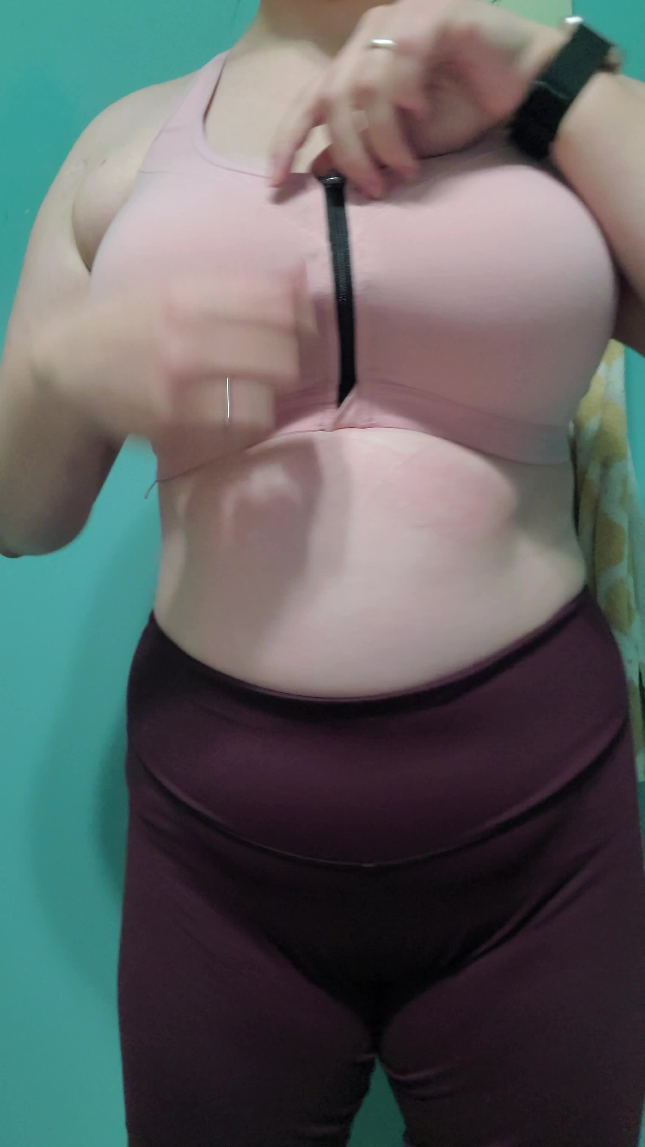 A gym bra reveal is the best kind of reveal 🖤