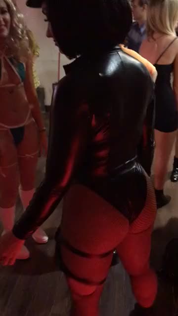 Demi Lovato - shaking her ass