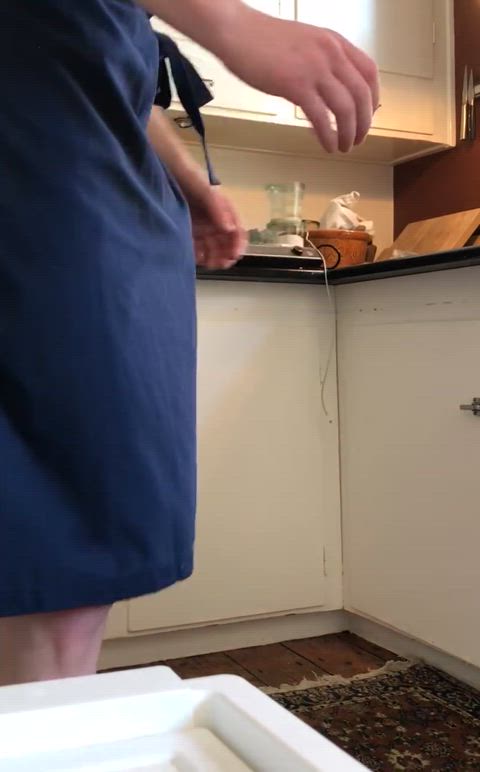 Just a femboy doing wifey stuff. Can I cook for you?😋