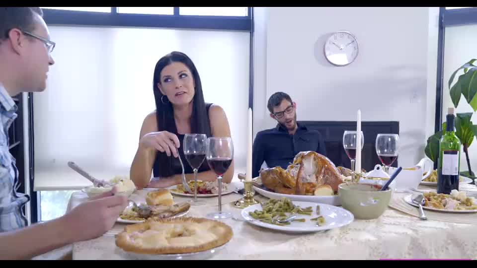Moms Hot Pie - Emma Hix & India Summer