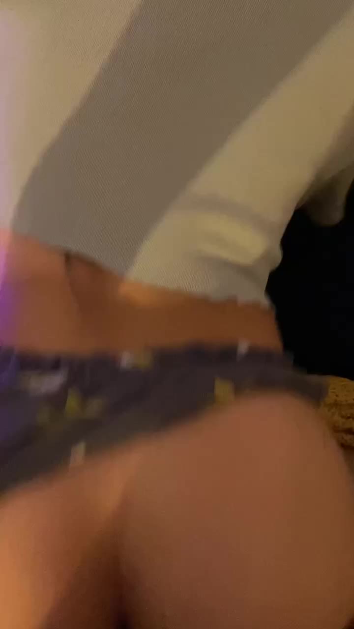 pull my shorts to the side and give me backshots 🤤