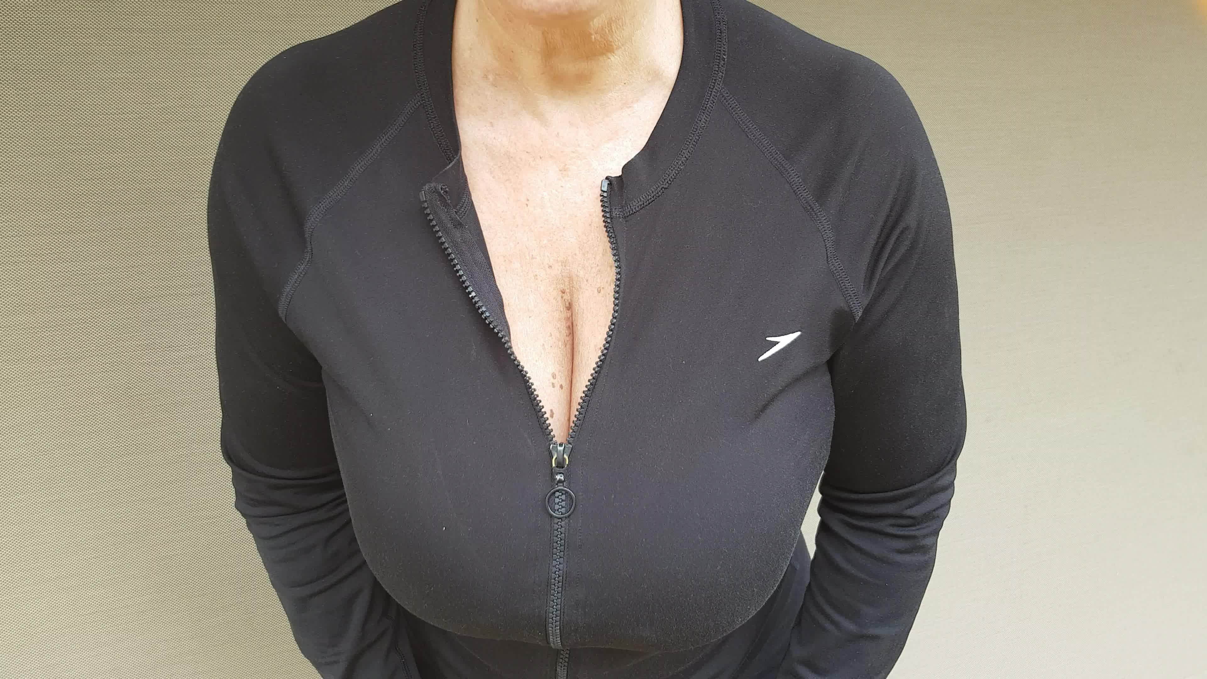 Unzip my jacket 💕Titty Reveal 😉 xx 55yo 🇦🇺