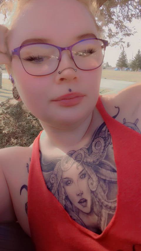 Just some outside tongue play 👅