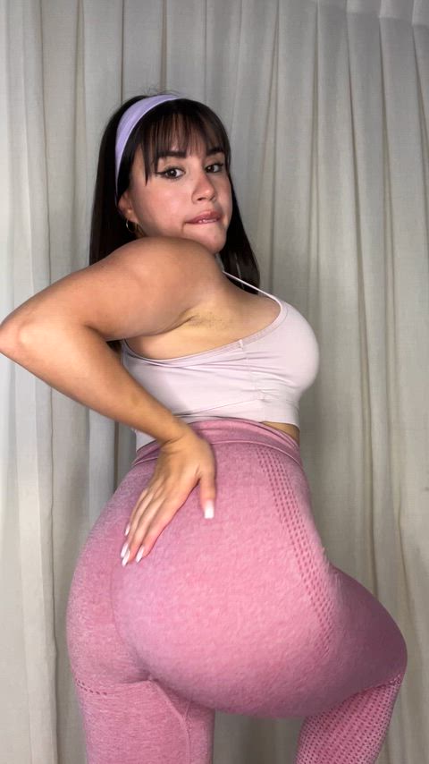 My booty in this leggings is impossible for you to ignore