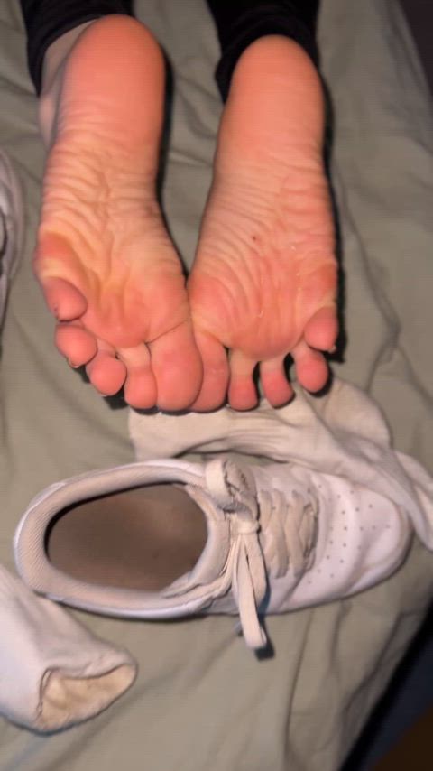 Pink sweaty soles, nasty black insoles of the Airforces, or my disgusting Nike socks after a sweaty gym session.. where would you start? 😈🤮🤮