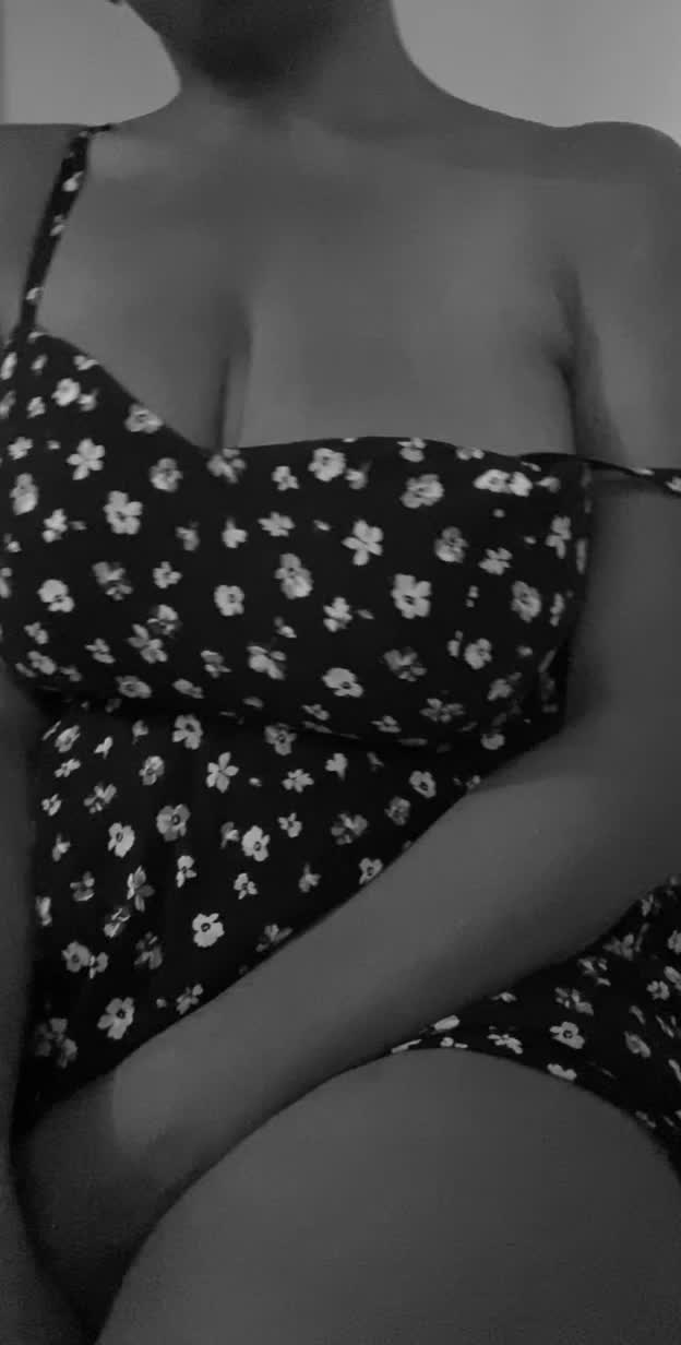 Sundresses + titty fucking are a mood for this evening 🤤