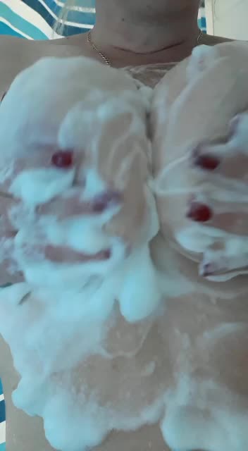 Milfy shower tits