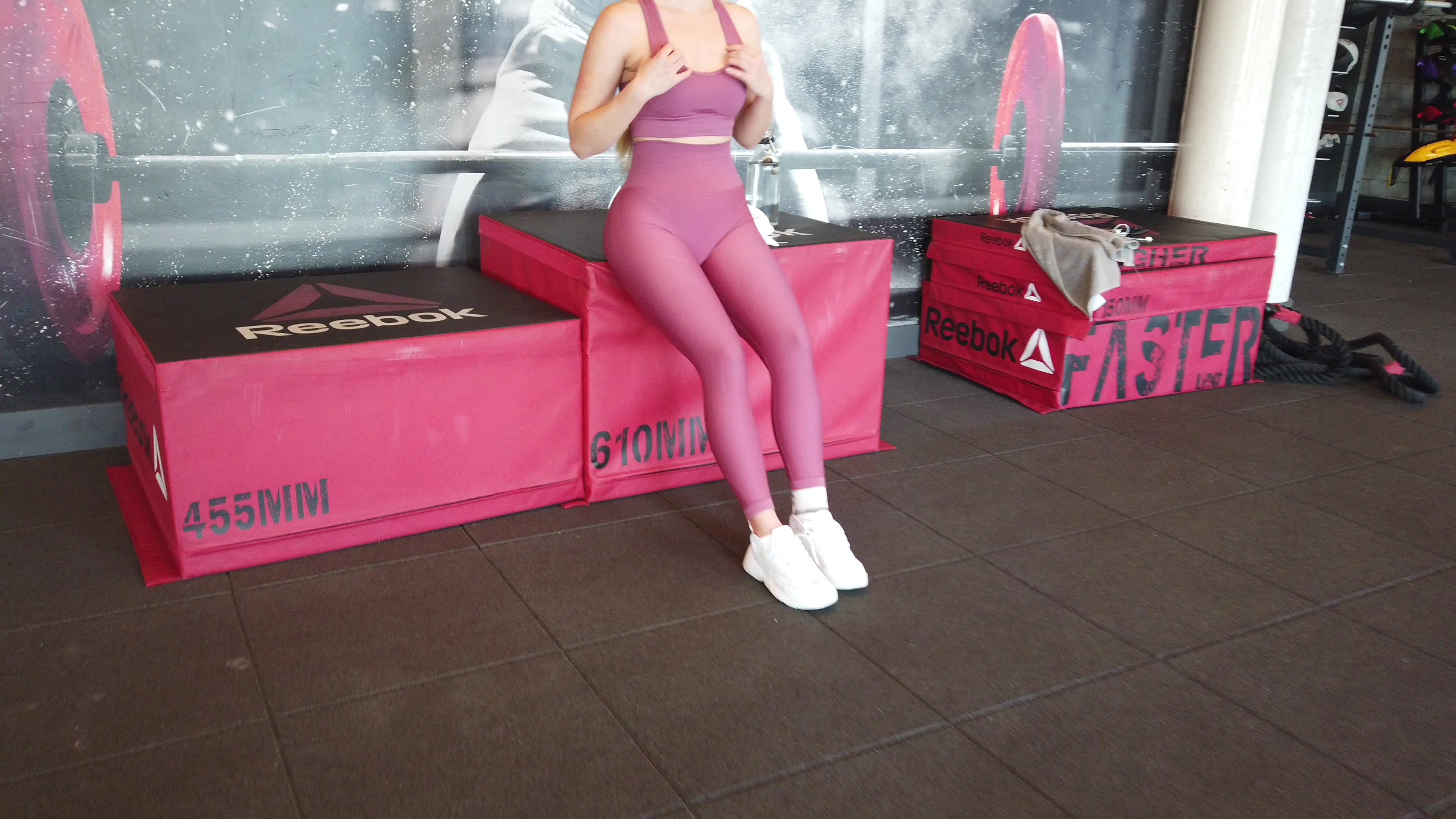 love to show my tities at the gym