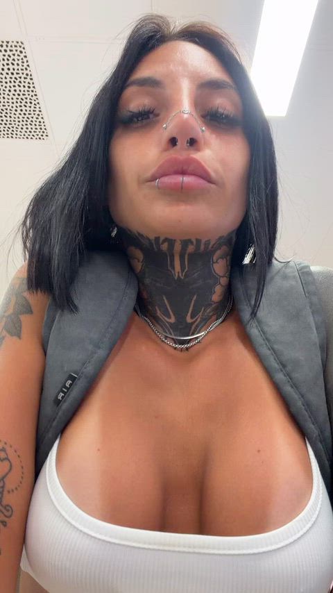 Your dirtiest dream💕💁‍♀️ Goth B*tch🖤 https://onlyfans.com/wolfdoll/c5 thumbnail