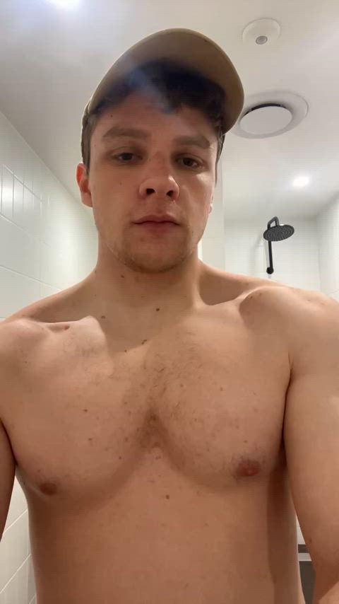 (21) How the physique lookin bro? Ignore the boner 💀💀