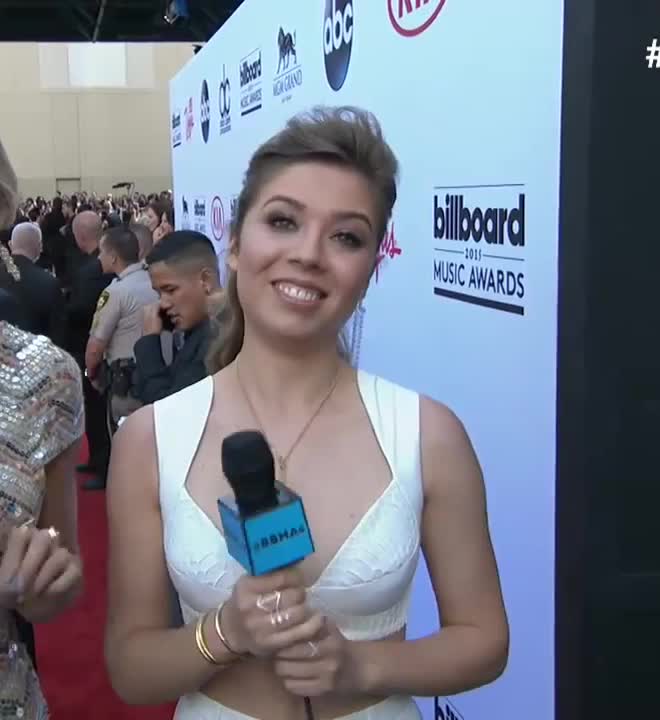 Jennette McCurdy being cool, showing off her FAT ass but it's her throat I wanna fuck