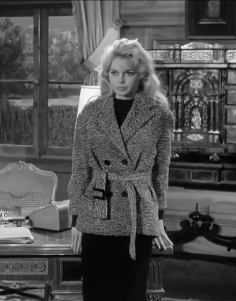 Brigitte Bardot goes commando (1960)