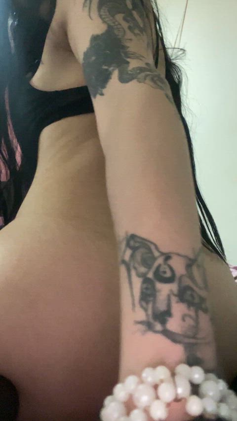 Flexing my sexiness and spankable ass