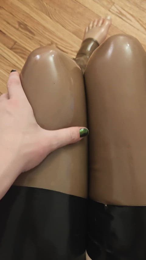 squishy squishy thighs, squishy squishy toes