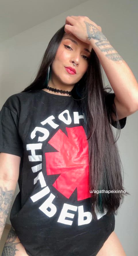 I'm the type of girl that shows my boobs at a concert :p