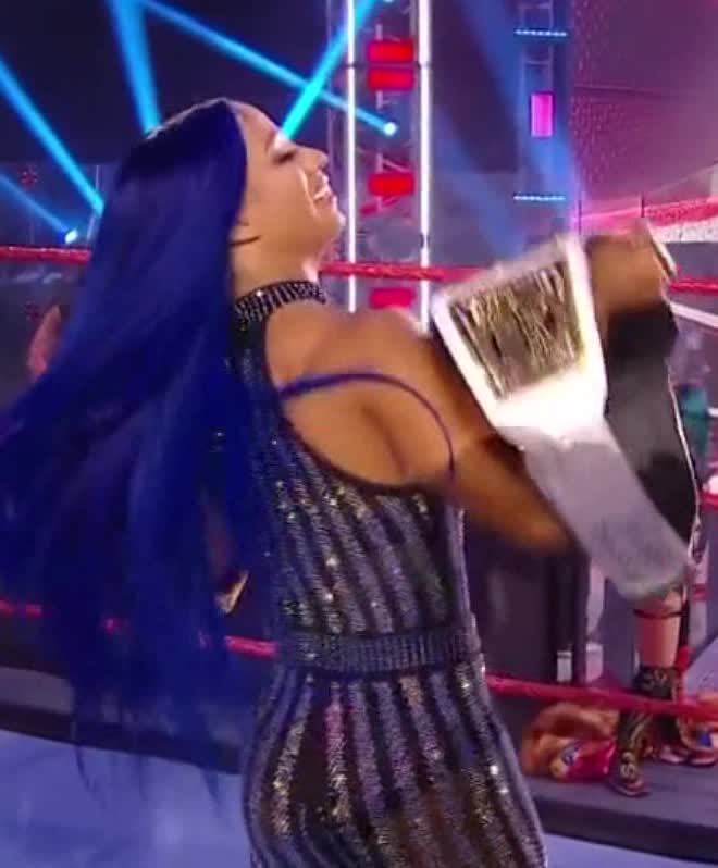 If only she was wearing no panties... 🤤