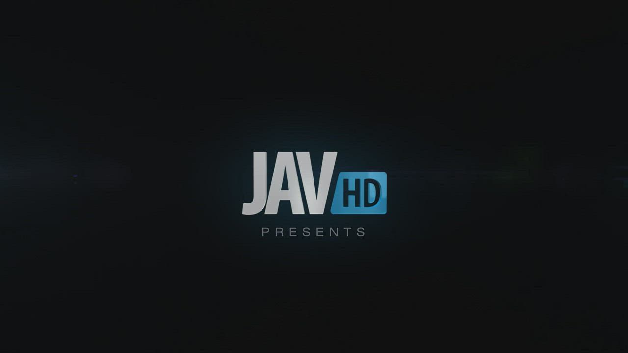 Ichinose Suzu gives a blowjob in a pink bikini