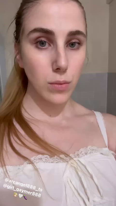 I've been hiding a surprise for you under my dress 🍆