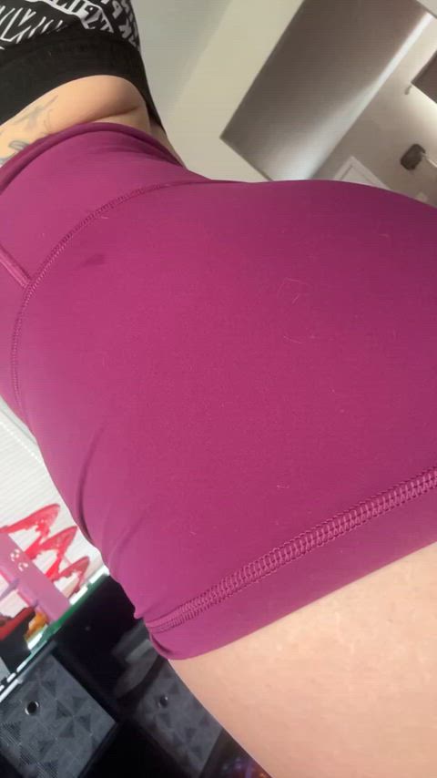 God really said: thou shalt live in Lululemons 🍑✨
