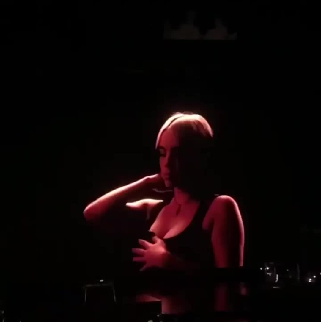 Billie Eilish needs to be gangbanged on stage.
