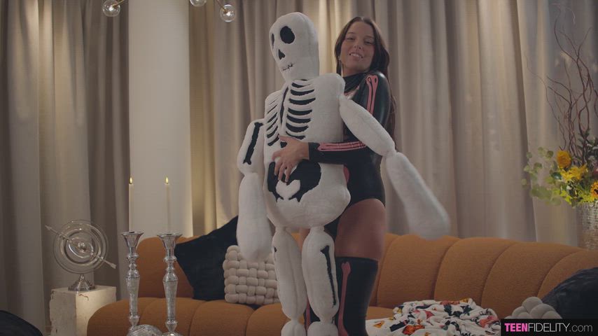 [Kloe Love, 23] A Halloween Trick