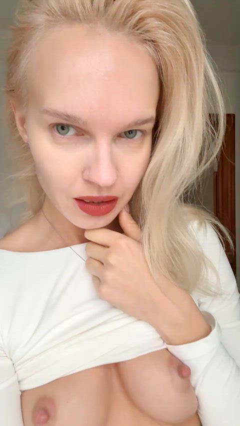I'm super turned on and want you to play with my tits!