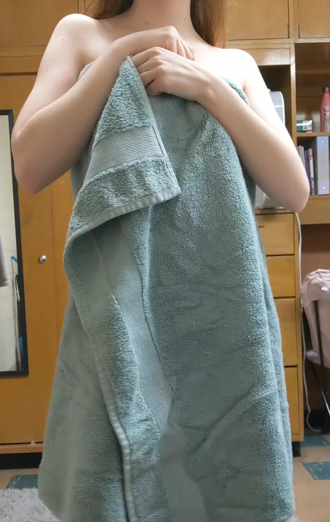 Just got out of the shower 💦 wish someone could've joined me :/