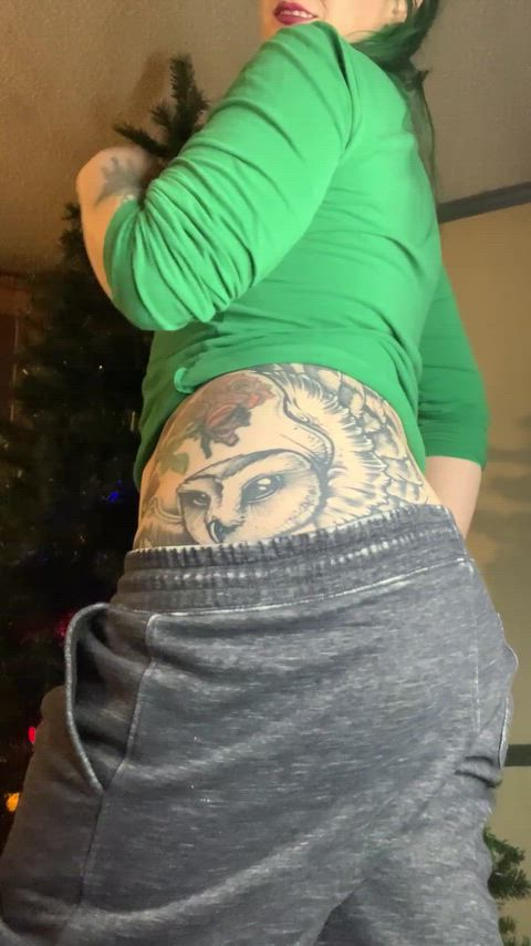 Sweatpants can be cute too right? Idc it’s fucking cold😅 decorating for xxx-mas 😉