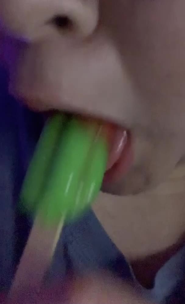 Got a little carried away with my popsicle👅🍆🙊 👀