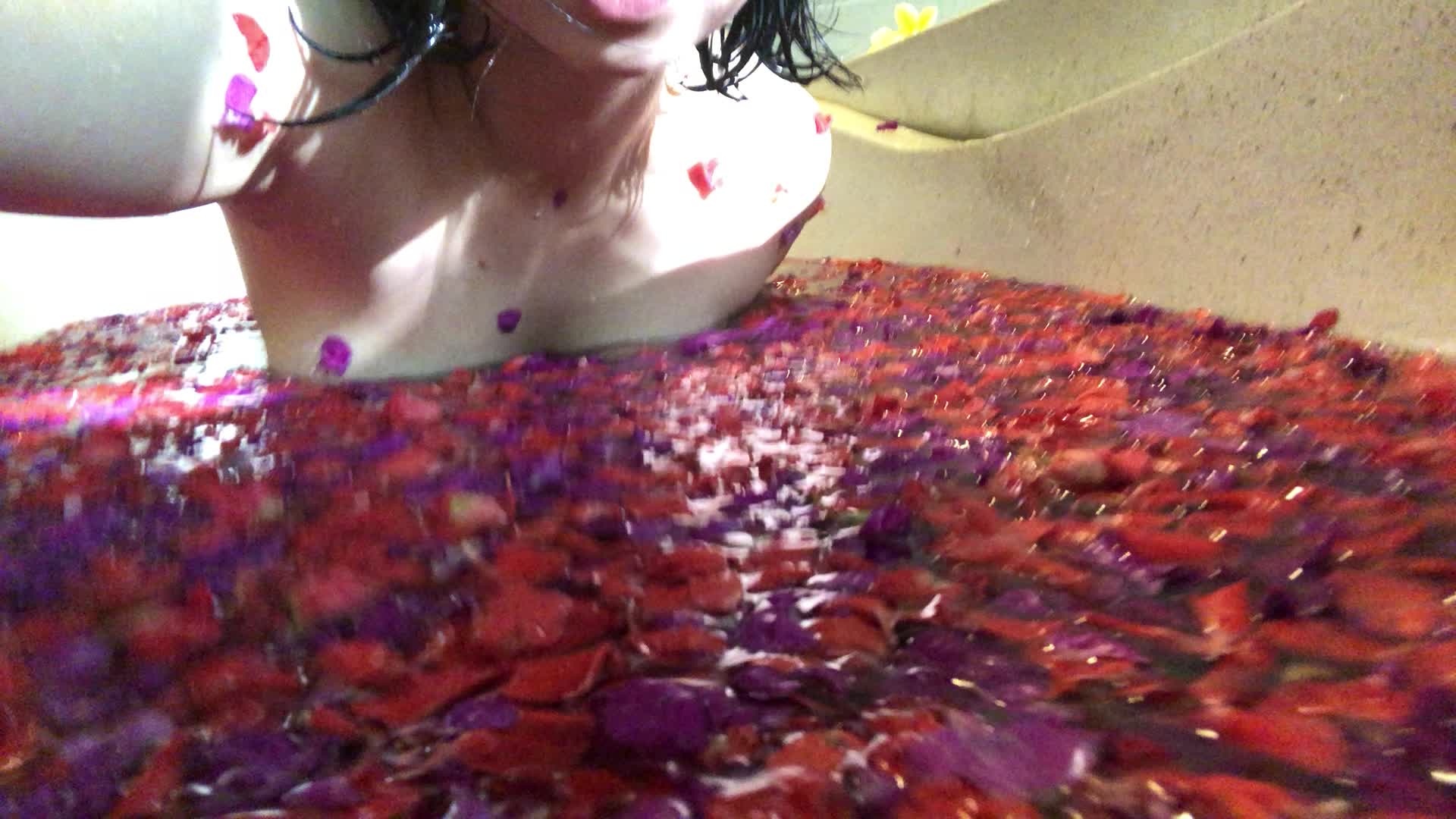 Would you join me in the bath? 🌸