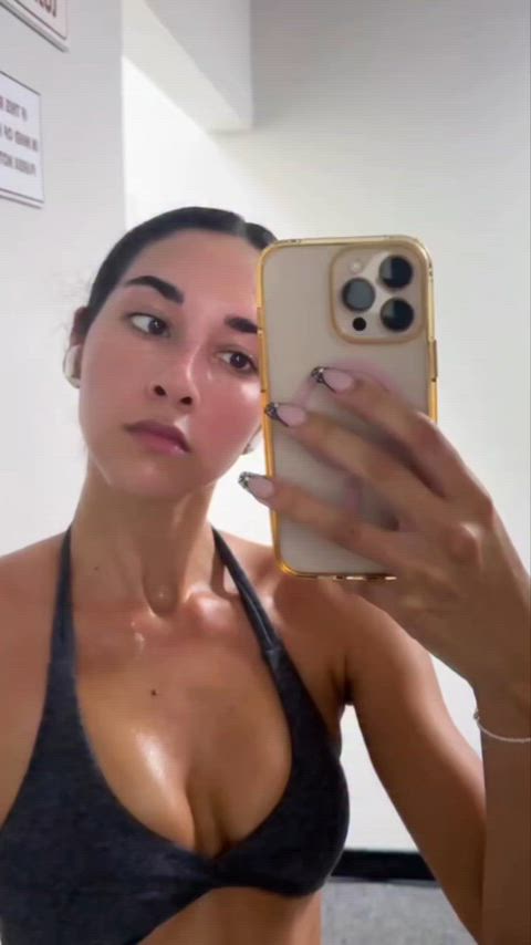 Izzy's hot and sweaty flex!