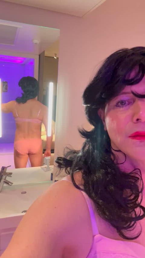 Showing off in pink lingerie like a good gurl.