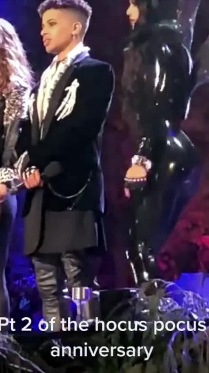 Vanessa Hudgens‘ tight butt in a latex suit