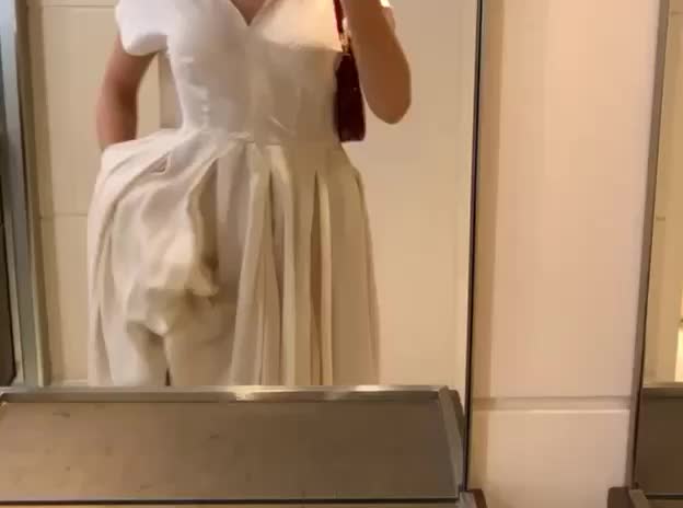 Went pantie-less to a nice restaurant. What would you have done if I had a Marilyn moment in front of you? ☺️