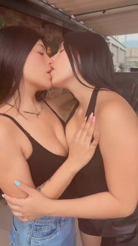 Kissing her feels so good