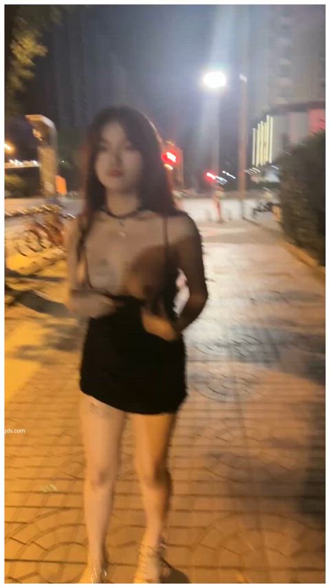 乐乐 exposing herself in public