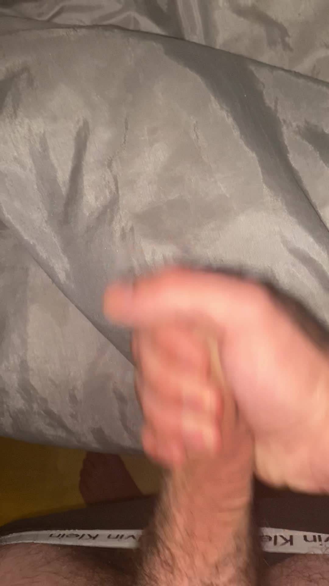 I got cum all over my bedsheets 💦🤭