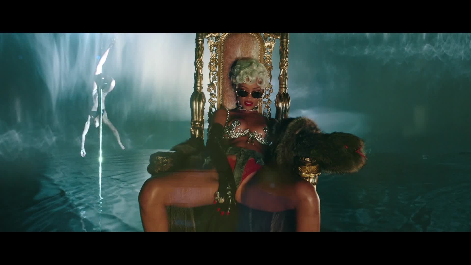 Rihanna - Pour It Up