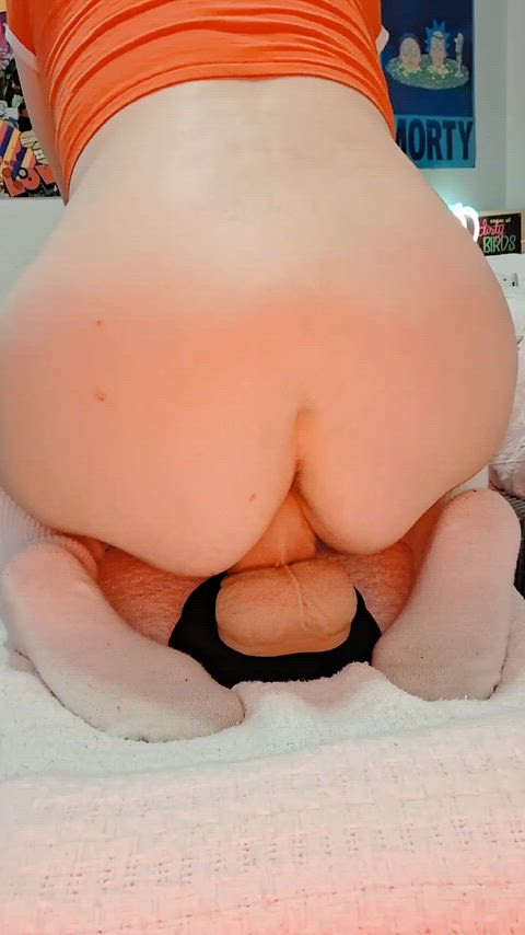 Hubby is so supportive of my Size Training 🍆 I barely made it down the tip my first time 🖤