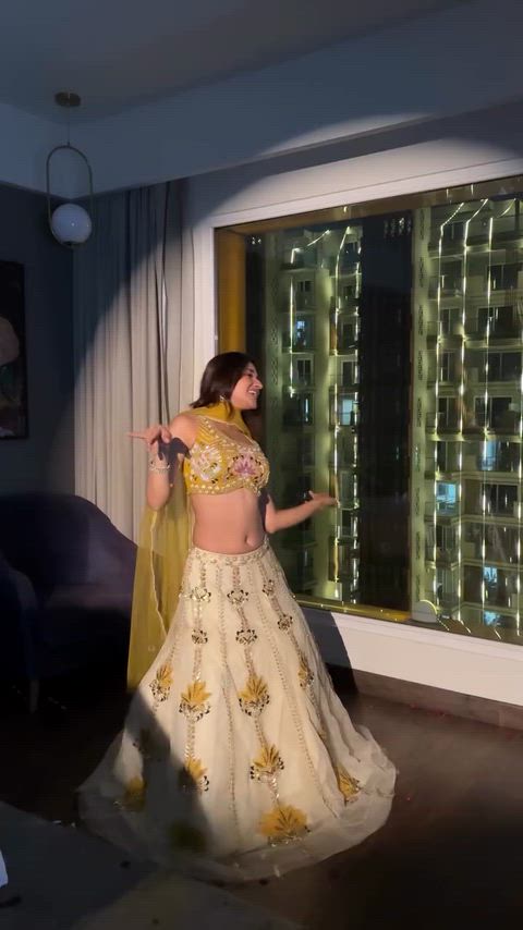 Kanika Mann Dance Moves in Lehenga 🤤