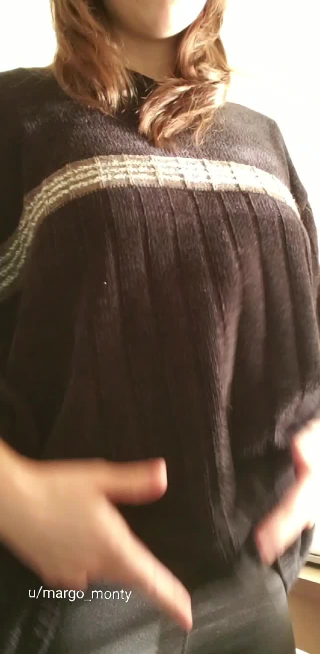 Am I the only one who's gonna miss sweater weather? My titties hide so well under them, I never have to wear a bra 🥰