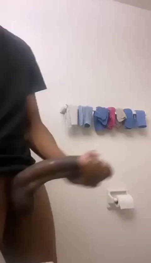 HUGE BBC LOOKING FOR TOTAL SLUTS WITH A THICK ASS WHO’D DROOL ALL OVER DADDYS DICK (10.5 INCH BBC)