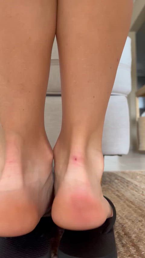 Look how I Dangle my flip flops thumbnail