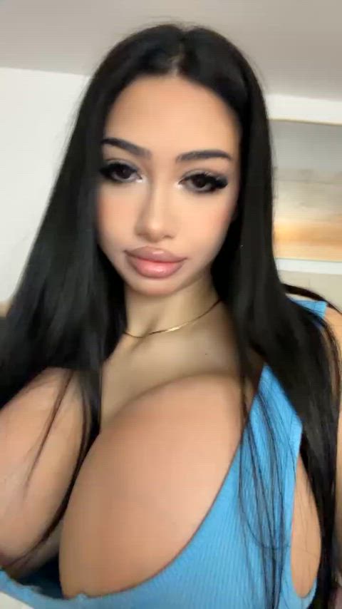 Join this bratty bimbo in bed 🙈