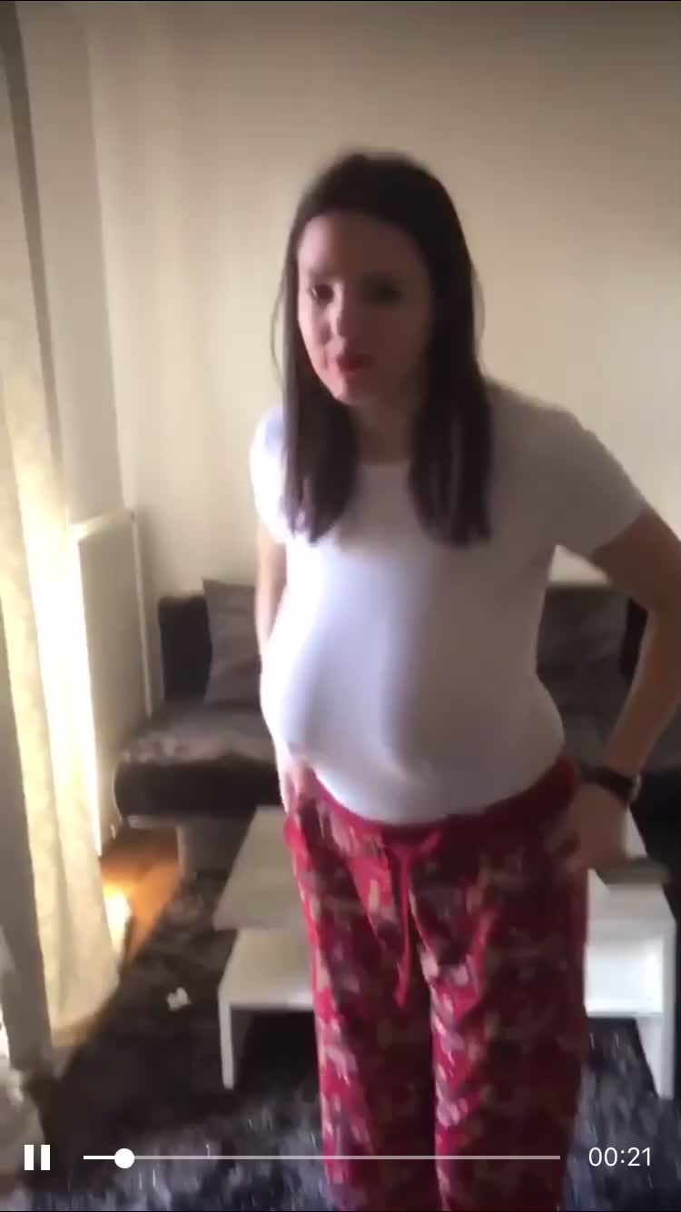 Way to busty to hide 😱