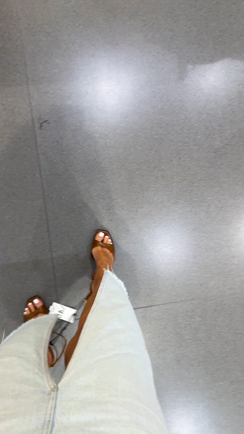 heels always highlight the sexiness of legs)