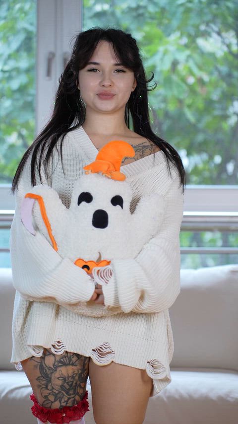 this oversized sweater is hiding sooo many secrets underneath 😏 — chat with me on OF in Bio 🔗 thumbnail