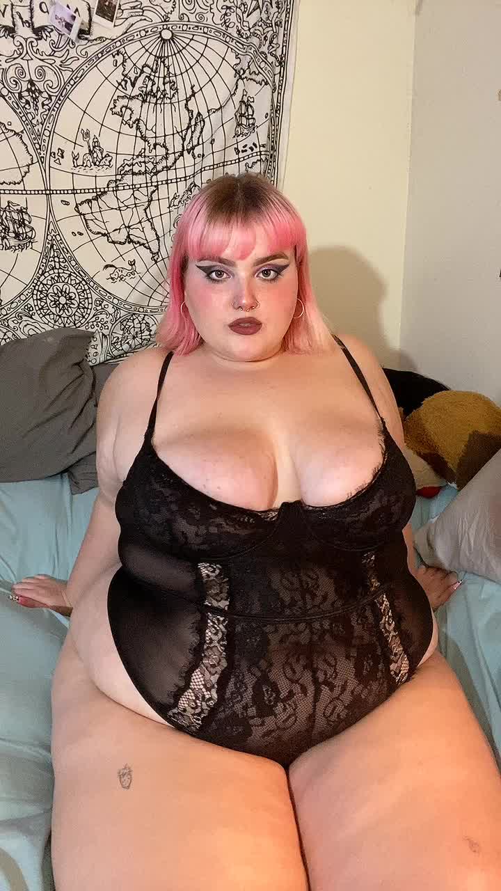 who wants to motorboat me? hehe 💘